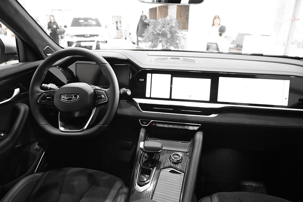 Geely Monjaro Люкс, серебряный