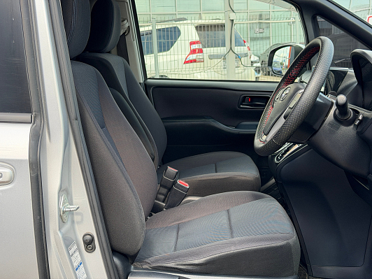Toyota Voxy, 2016 года, пробег 142000 км