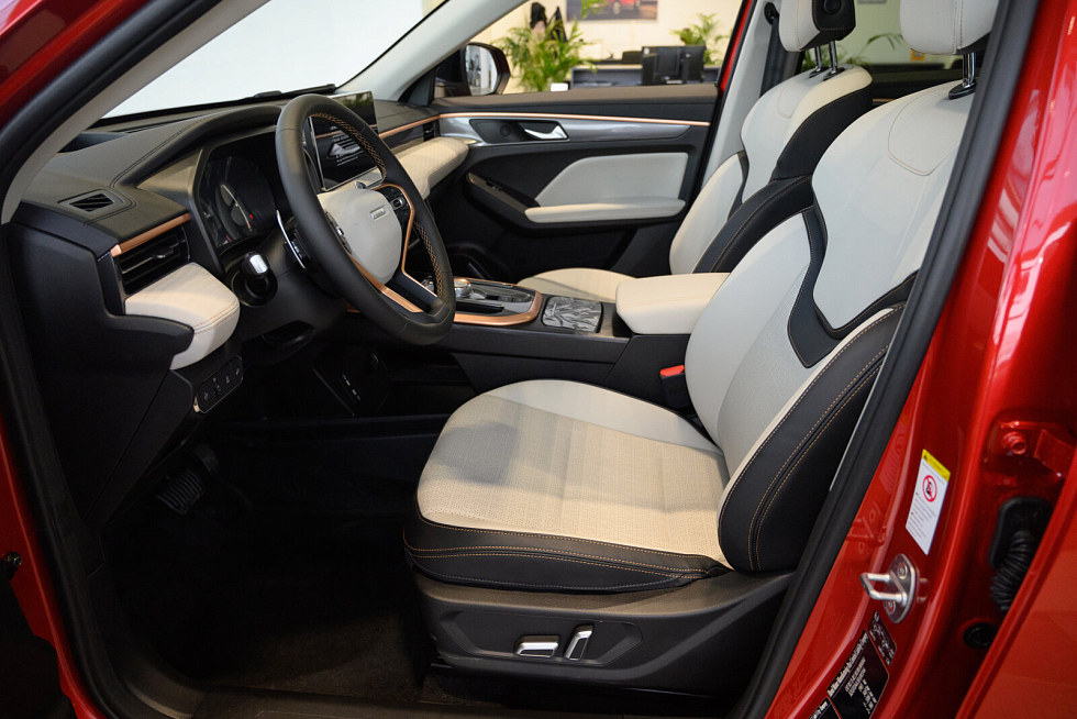 Haval Jolion Tech+, красный