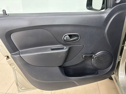 Renault Logan Confort, 2015 года, пробег 102420 км