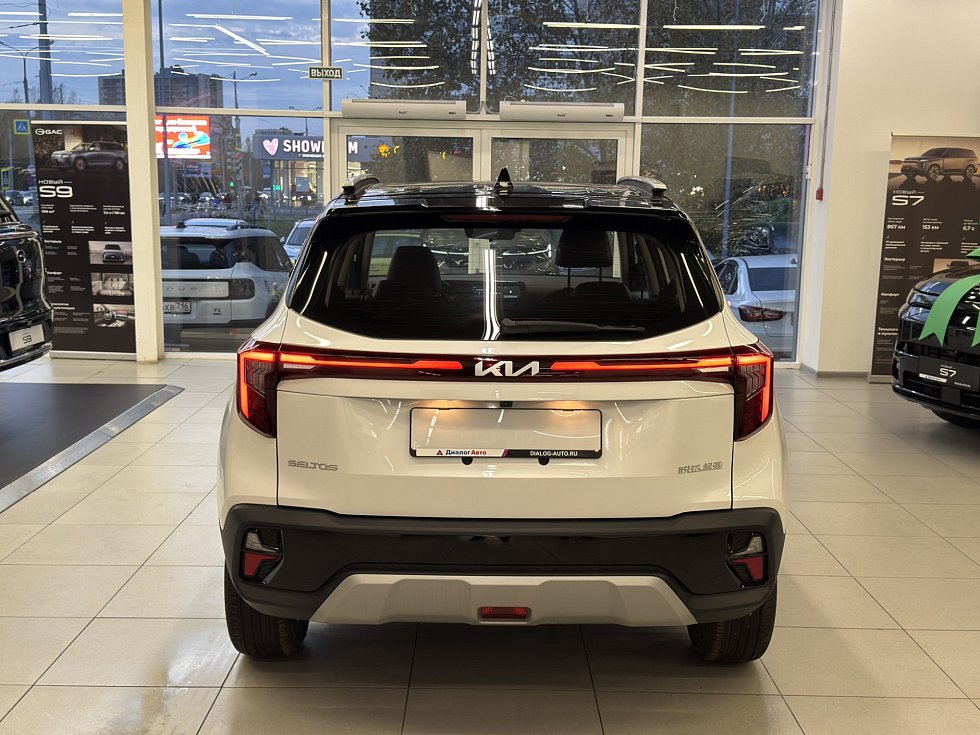 Kia Seltos Premium Edition, белый