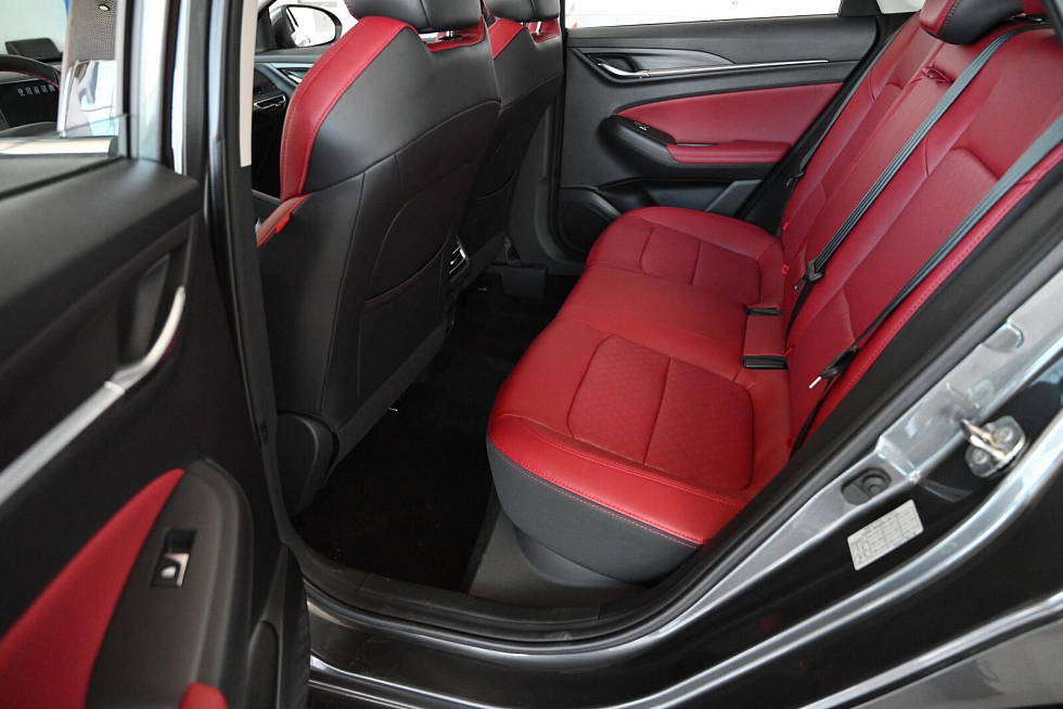 Changan Eado Plus Tech, серебряный