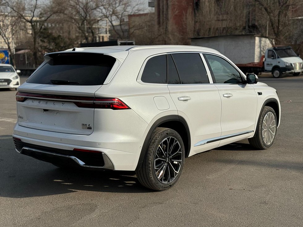 Geely Monjaro Люкс, белый