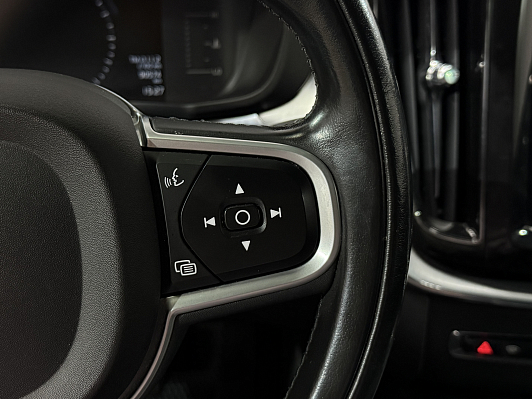 Volvo XC60 Momentum, 2018 года, пробег 90500 км