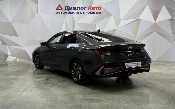 Hyundai Elantra LUX, 2023 года, пробег 76279 км