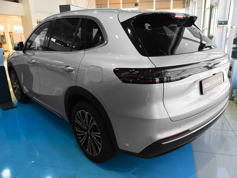 Geely EX5 EM-i Макс, серебряный