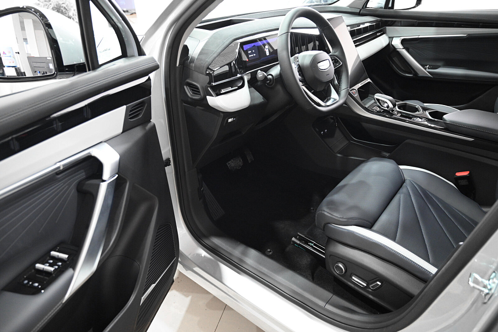 Geely Atlas , серебряный