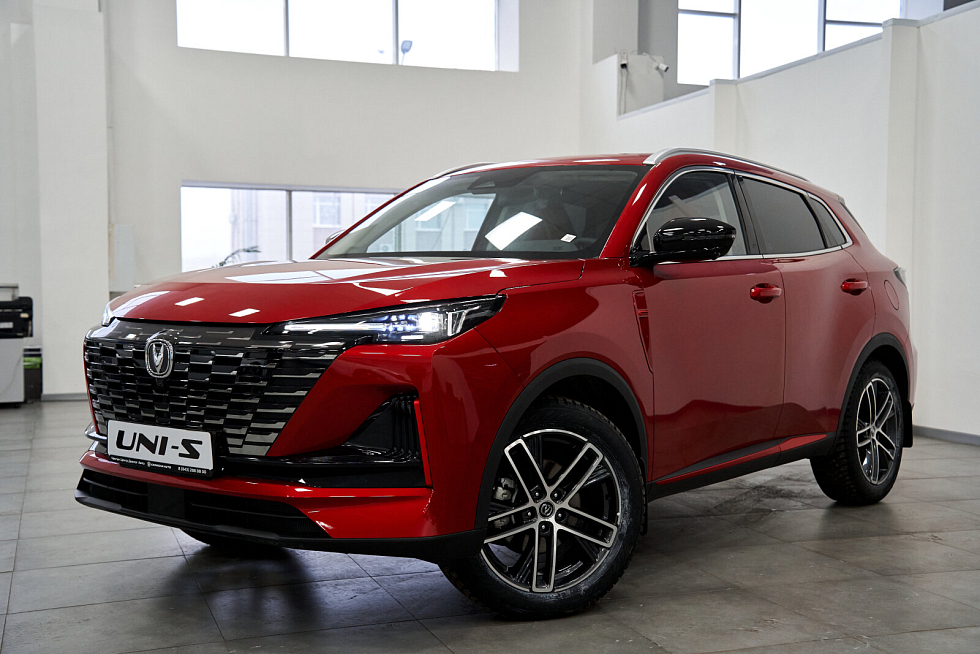 Changan UNI-S Техно, красный
