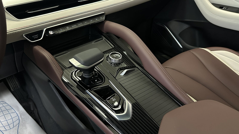 Geely Monjaro Flagship (2023-2025), белый