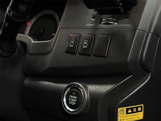 Toyota ISis, 2012 года, пробег 221686 км