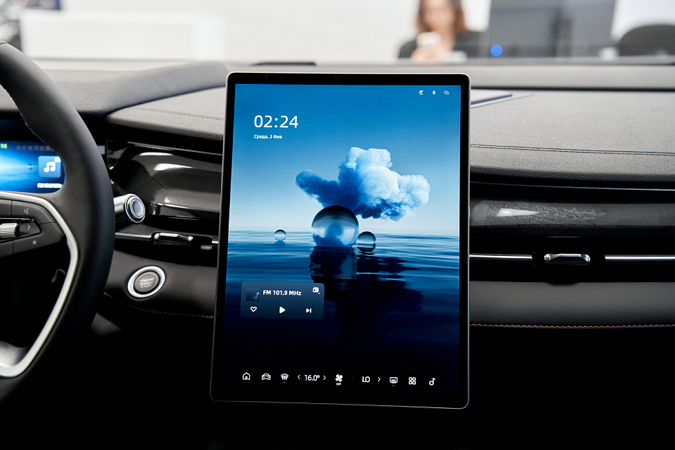 Geely Preface Flagship, серебряный