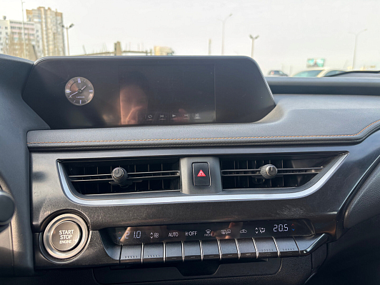 Lexus UX #live, 2019 года, пробег 116848 км