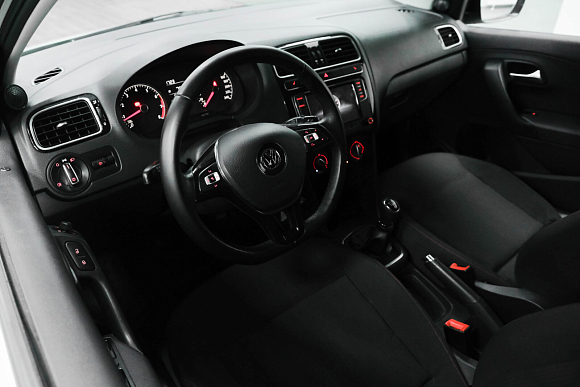 Volkswagen Polo Life, 2017 года, пробег 129000 км