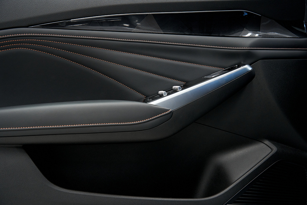 Geely Preface Flagship, серебряный