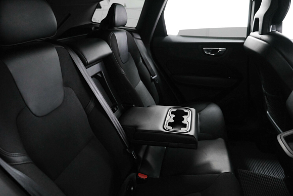 Volvo XC60 Momentum, 2018 года, пробег 90500 км