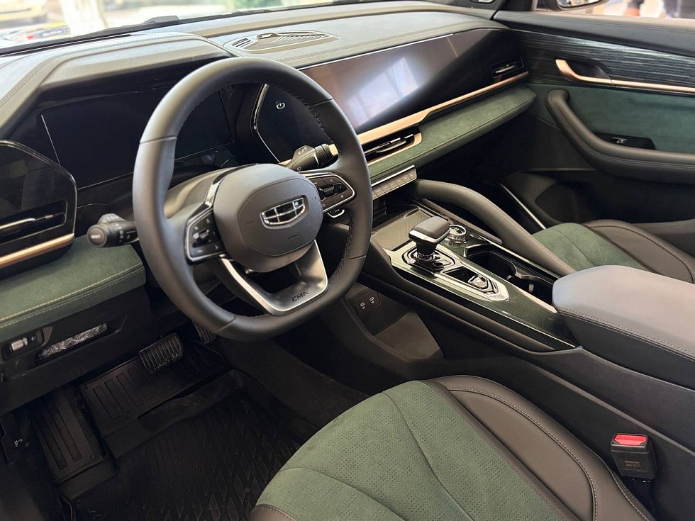 Geely Monjaro Люкс, зеленый