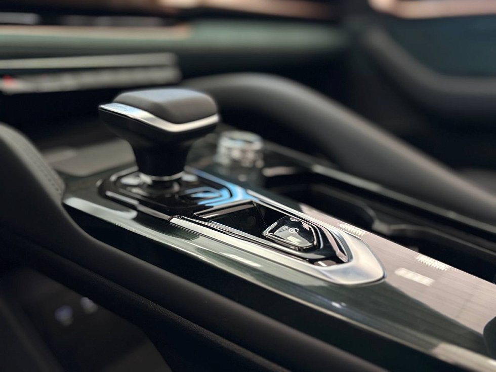 Geely Monjaro Люкс, зеленый