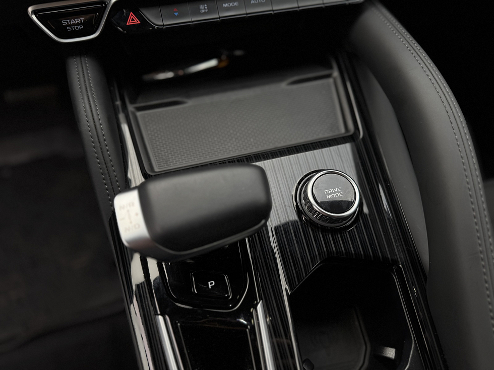 Geely Monjaro Flagship (2023-2025), белый