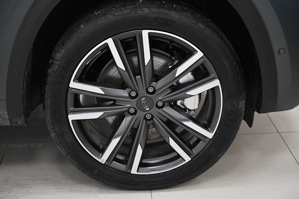 Geely Monjaro Флагман, серый