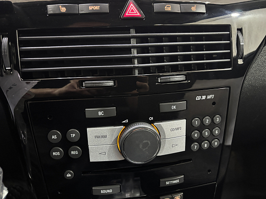 Opel Astra, 2012 года, пробег 105806 км