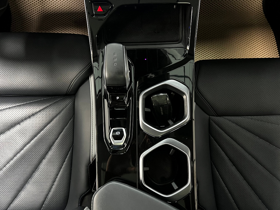 Geely Atlas Flagship, белый