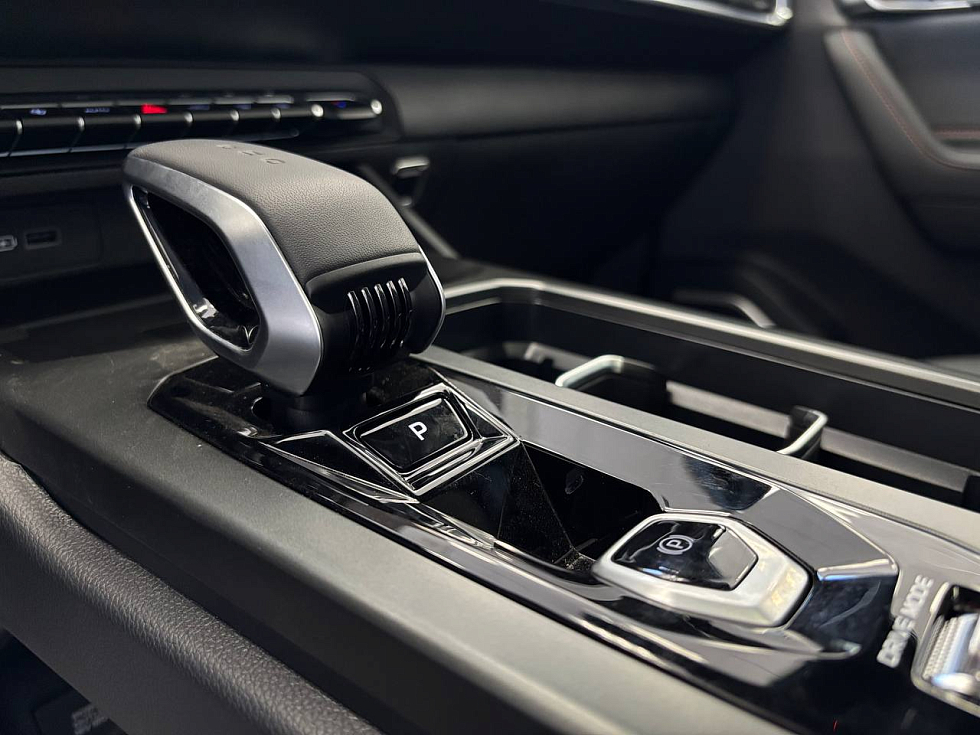 Geely Okavango Flagship, белый