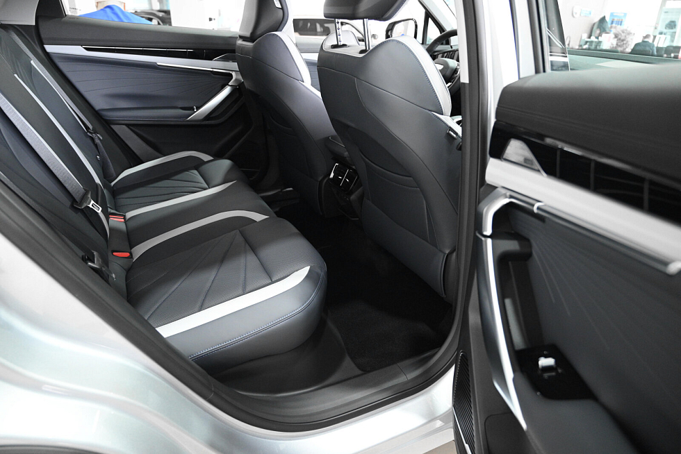 Geely Atlas Спорт, серебряный