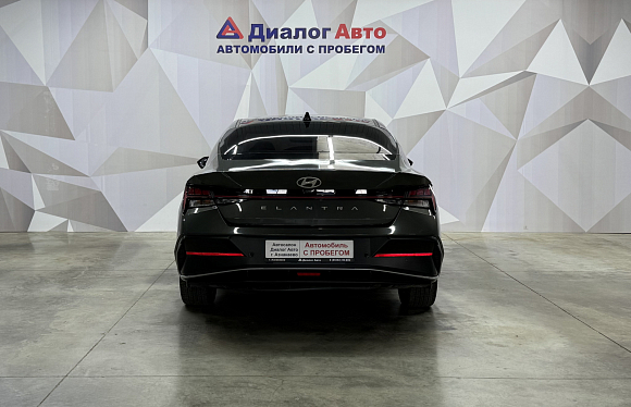 Hyundai Elantra LUX, 2023 года, пробег 76279 км