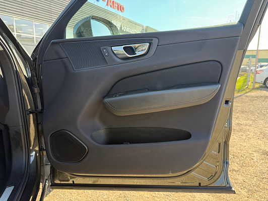 Volvo XC60 Momentum, 2021 года, пробег 121270 км