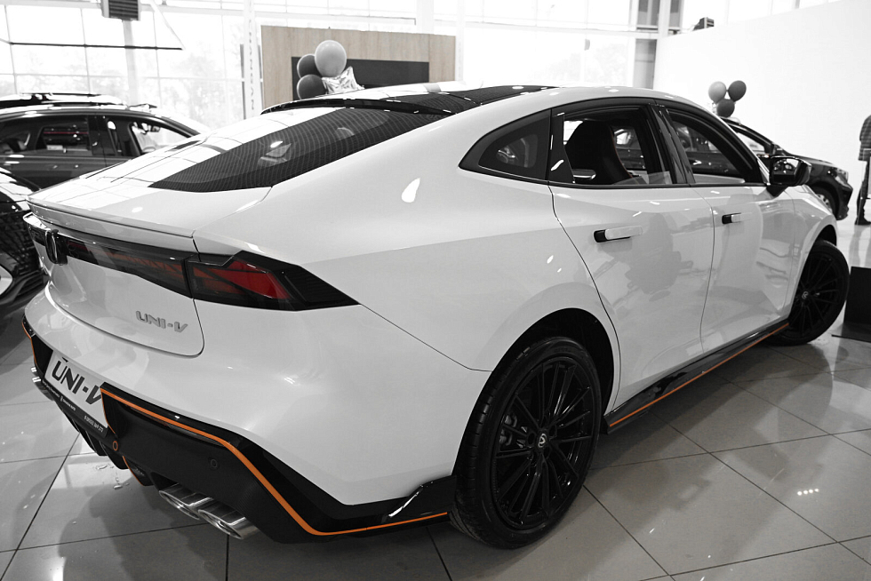 Changan UNI-V Tech, белый