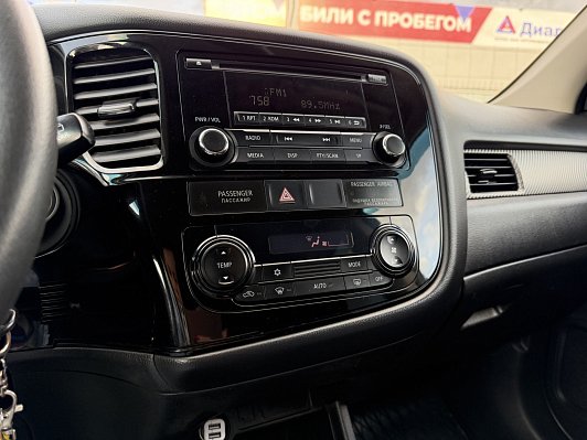Mitsubishi Outlander Intense, 2014 года, пробег 117700 км