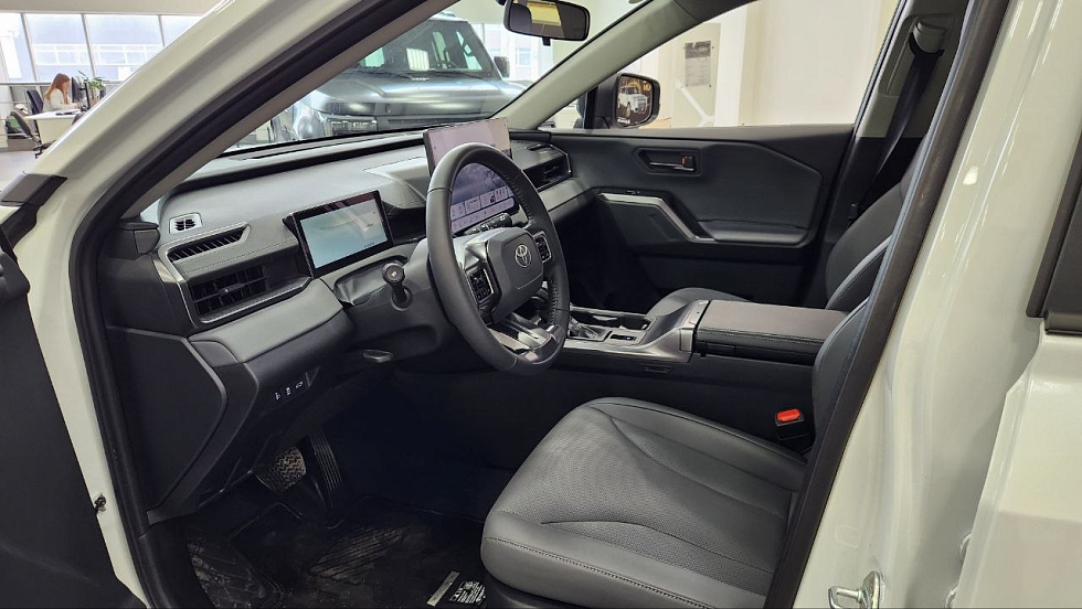 Toyota RAV4 Luxury, белый