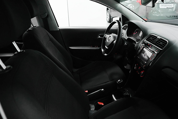 Volkswagen Polo Life, 2017 года, пробег 129000 км