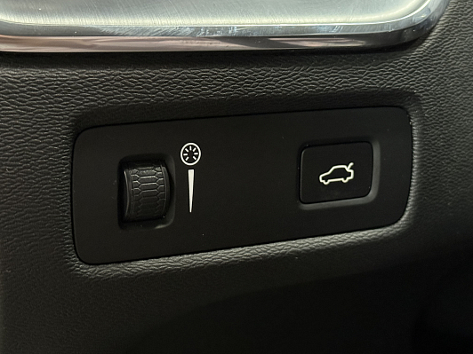 Volvo XC60 Momentum, 2018 года, пробег 90500 км