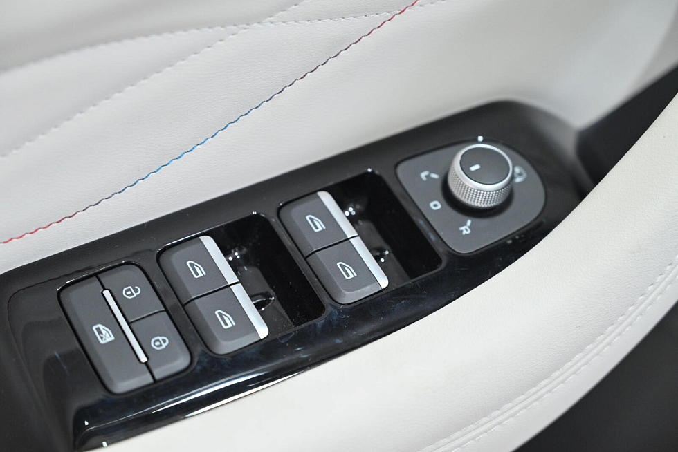 Geely Monjaro Flagship (2023-2025), белый