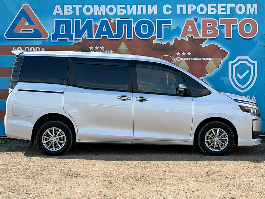 Toyota Voxy, 2016 года, пробег 142000 км