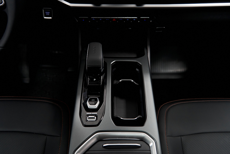 Geely Okavango Флагман, белый