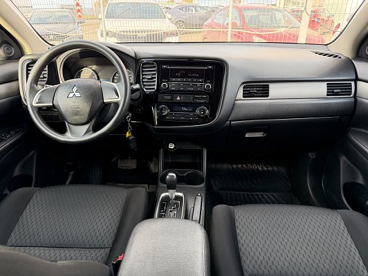 Mitsubishi Outlander Intense, 2014 года, пробег 117700 км