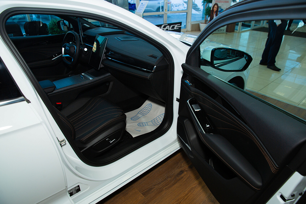 Geely Preface Флагман, белый