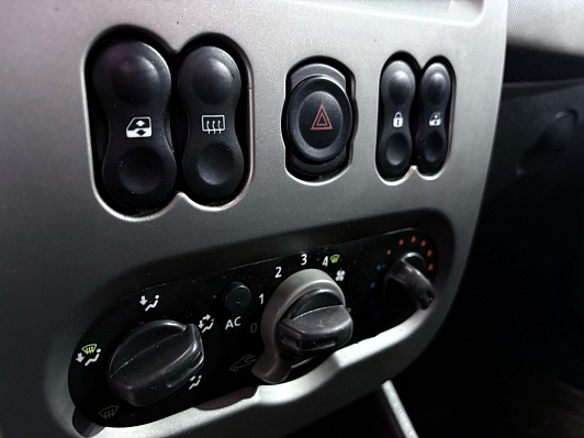 Renault Logan, 2011 года, пробег 220000 км