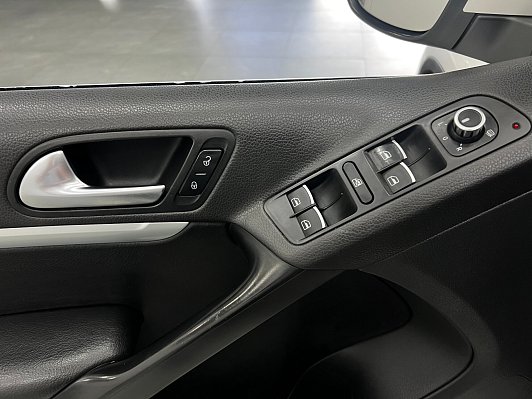 Volkswagen Tiguan Avenue, 2012 года, пробег 305872 км