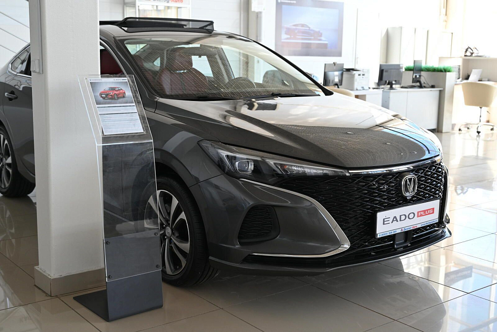 Changan Eado Plus Tech, серебряный