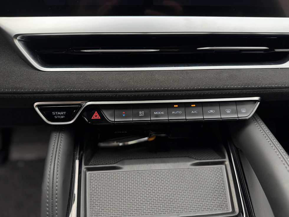 Geely Monjaro Flagship (2023-2025), белый