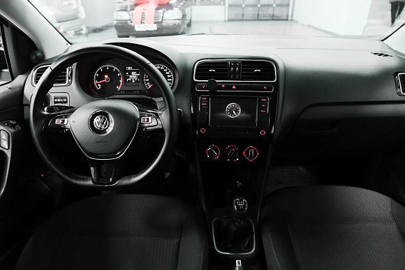 Volkswagen Polo Life, 2017 года, пробег 129000 км