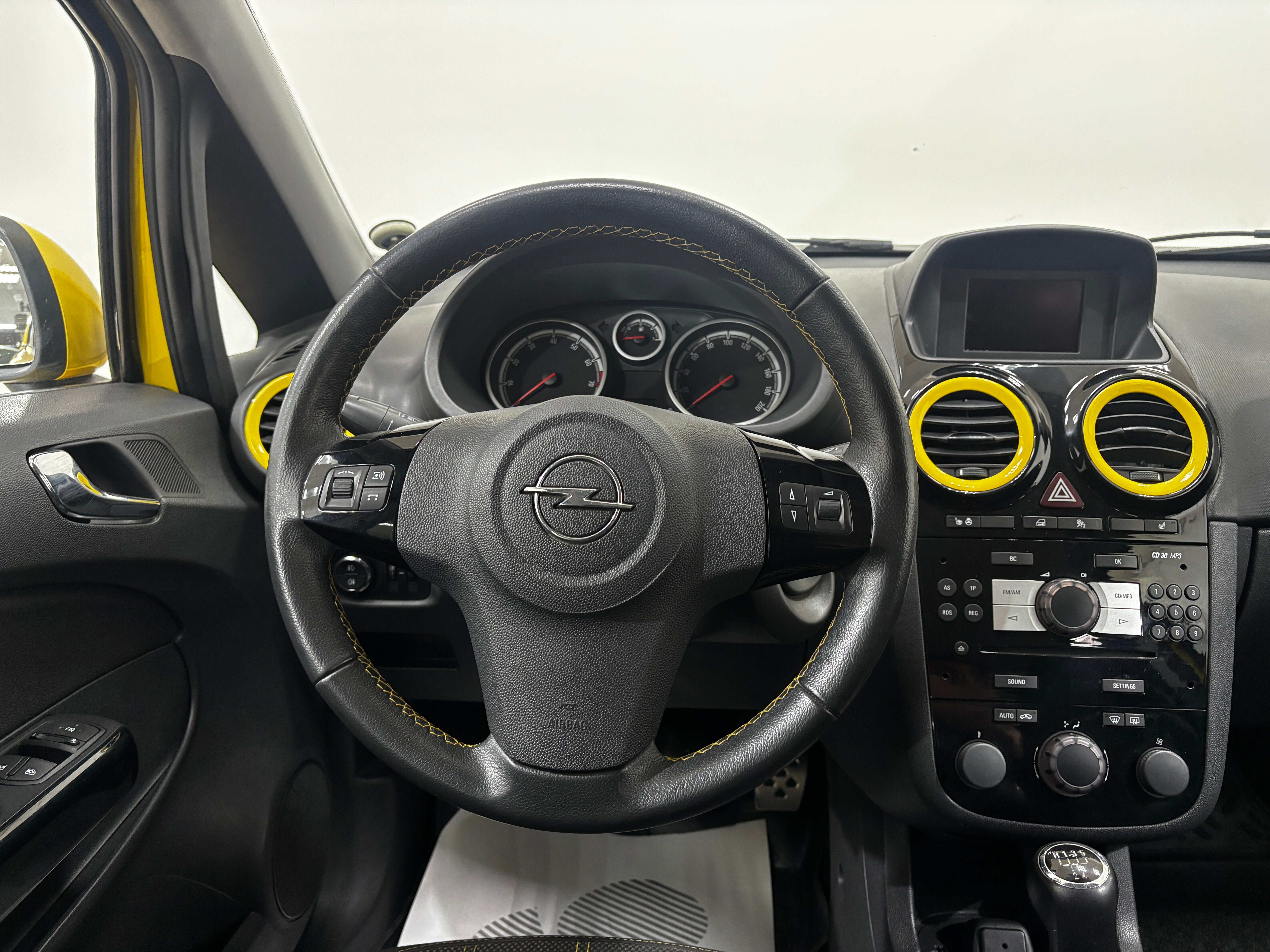 Opel Corsa Color Edition, 2011 года, пробег 93302 км