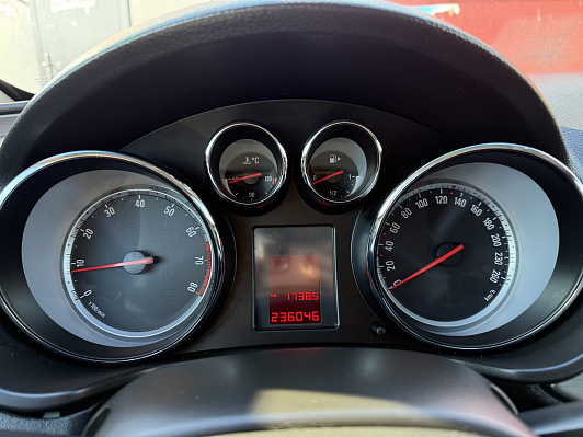 Opel Insignia Essentia, 2013 года, пробег 236000 км