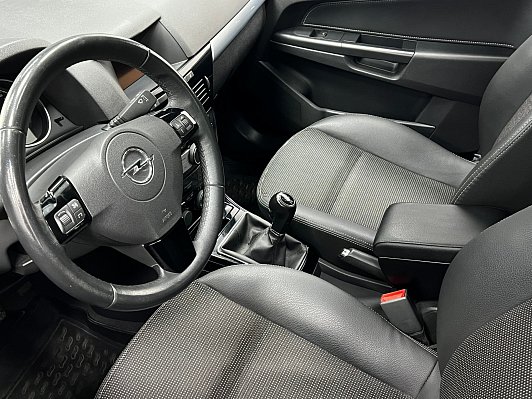Opel Astra, 2011 года, пробег 135363 км