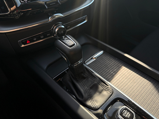 Volvo XC60 Momentum, 2021 года, пробег 121270 км